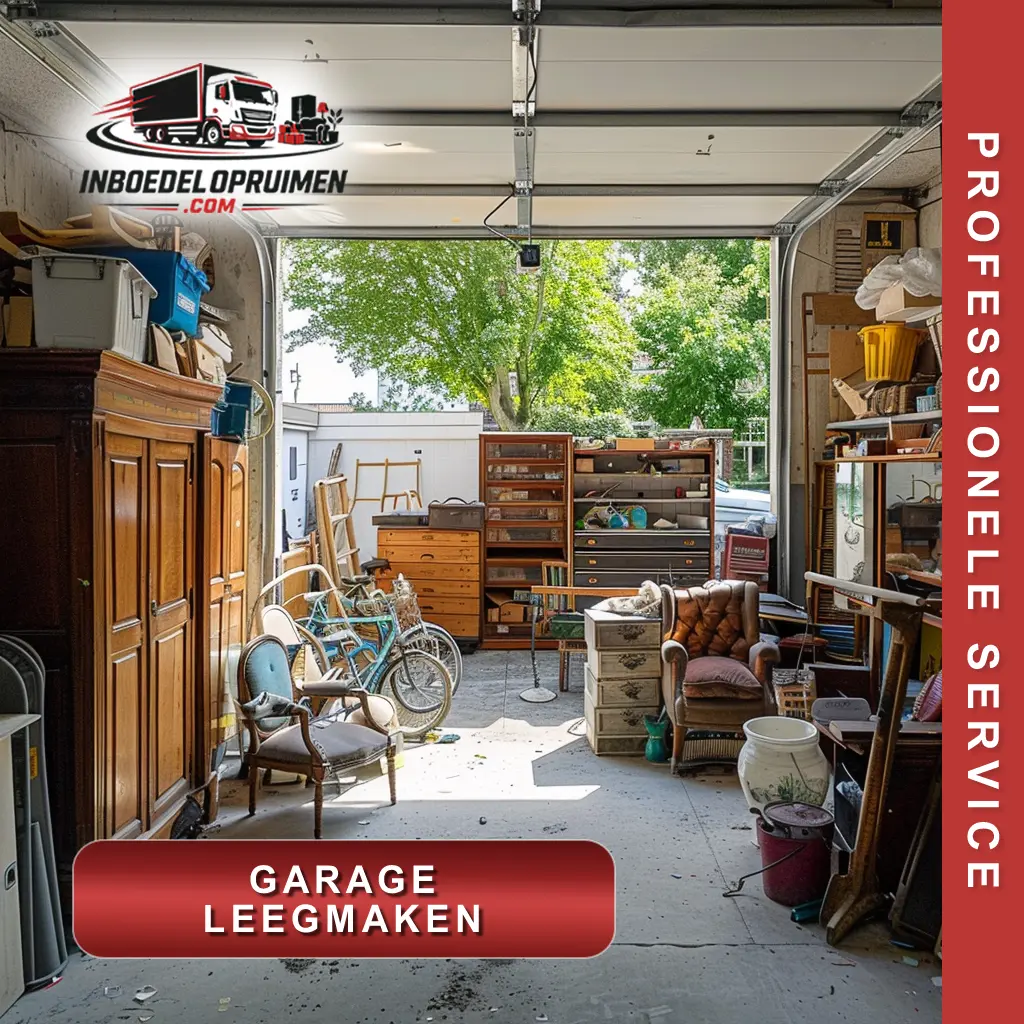 Rommelige Vlaamse garage vol met meubels, fietsen en dozen klaar voor professioneel leegmaken door inboedelopruimen.com