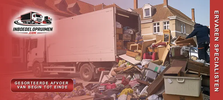 Medewerkers laden gesorteerde inboedel en huisraad in vrachtwagen tijdens professioneel huis leegmaken op Vlaamse straat