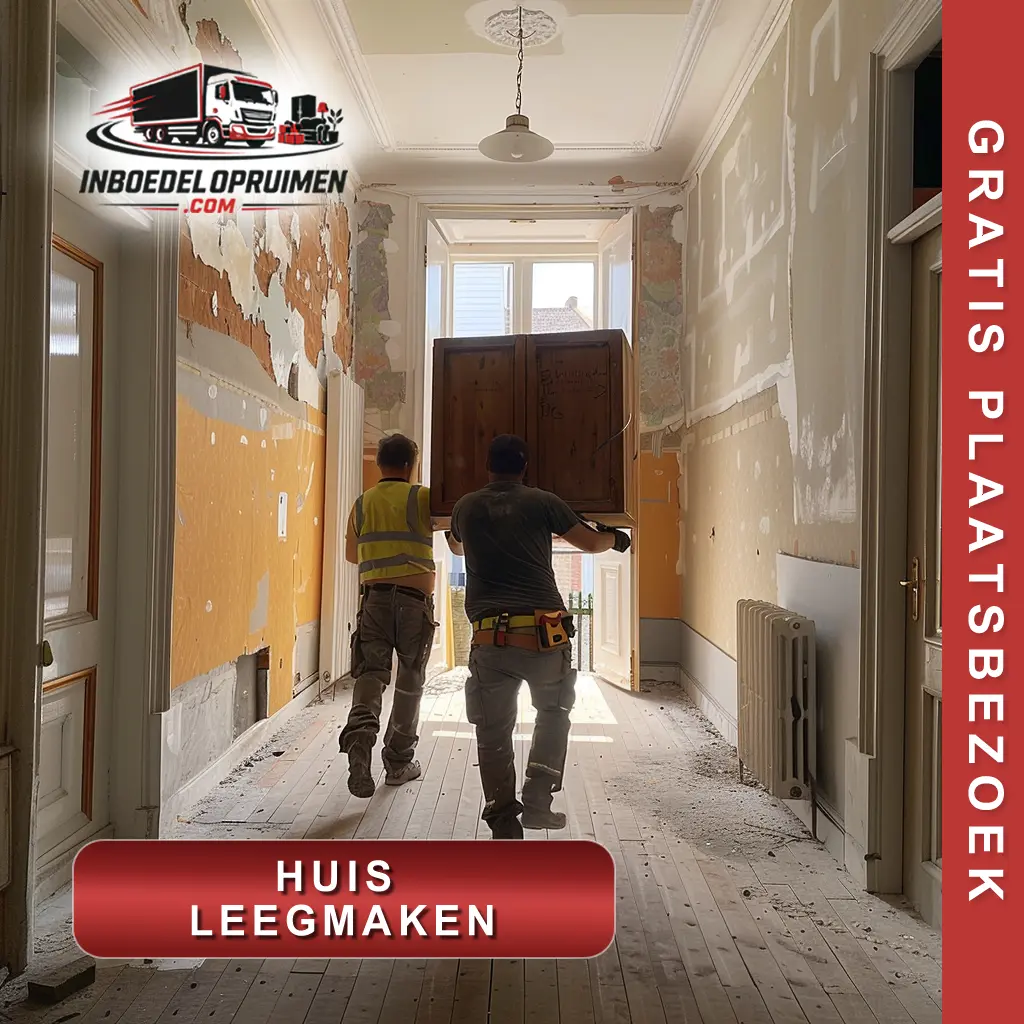 Twee medewerkers dragen zwaar meubilair door de gang van een leegstaande Vlaamse woning tijdens professioneel huis leegmaken