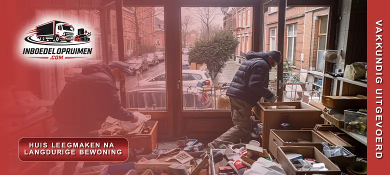 Medewerkers sorteren en voeren decennialang opgestapelde inboedel af tijdens leegmaken van huis in België