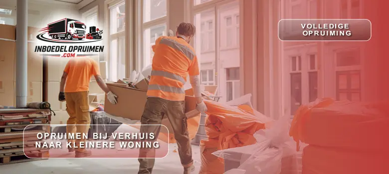 Medewerker voert overtollige meubels en spullen af tijdens opruiming bij verhuis naar kleinere woning