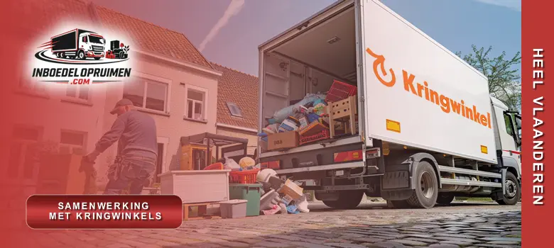 Medewerker laadt bruikbare huisraad in Kringwinkel vrachtwagen tijdens huis leegmaken in Vlaanderen