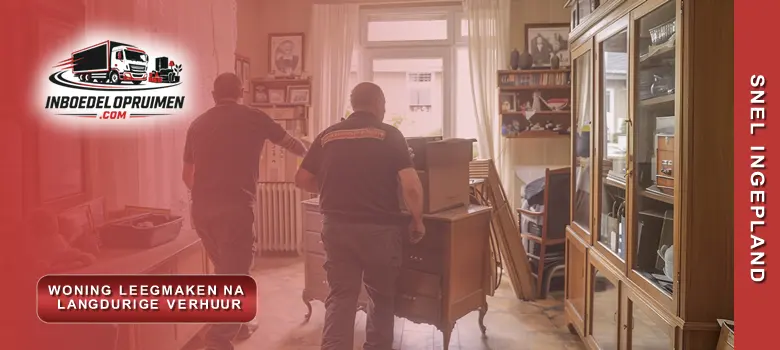 Medewerker voert achtergelaten inboedel en meubels af tijdens leegmaken van woning na langdurige verhuur