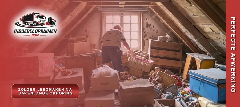 Medewerker sorteert decennialang opgestapelde dozen en meubels tijdens professioneel zolder leegmaken in Vlaamse woning